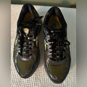 Brooks Running Waterproof women’s shoes. Size 10 EUC
